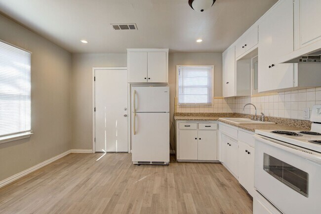 Building Photo - Newly remodeled Duplex in Midwest City