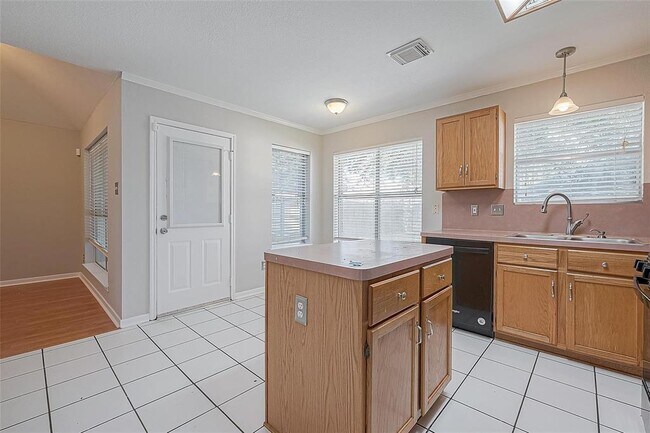 Building Photo - 6419 New World Dr