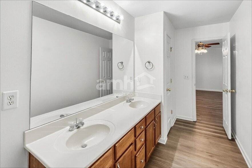 Building Photo - 1042 Vanguard Dr