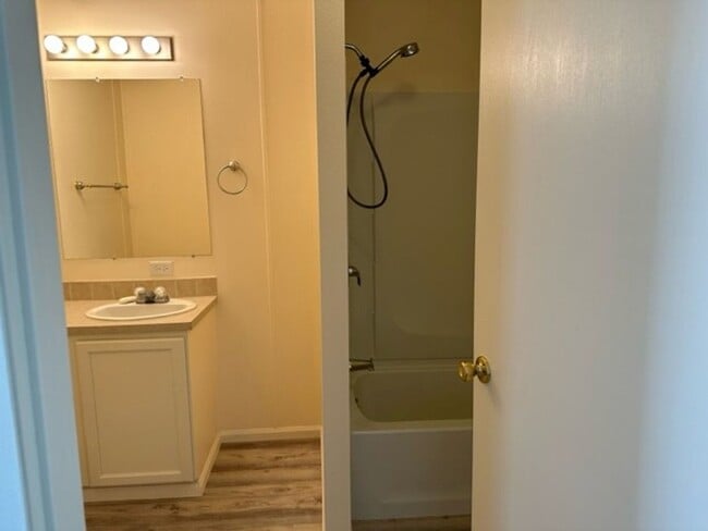 Building Photo - 2 bed, 2 bath, detached heated shop, great...