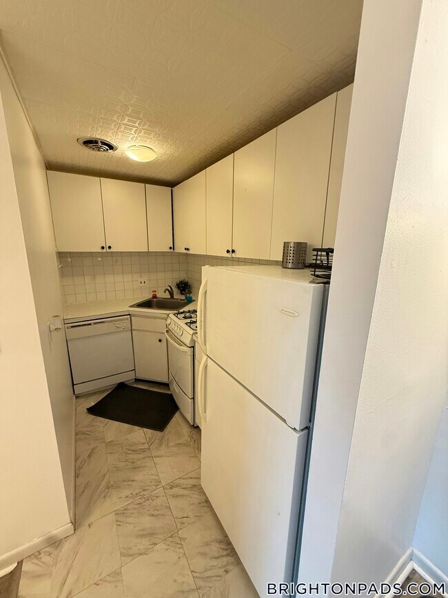 Building Photo - 140 Kenrick St