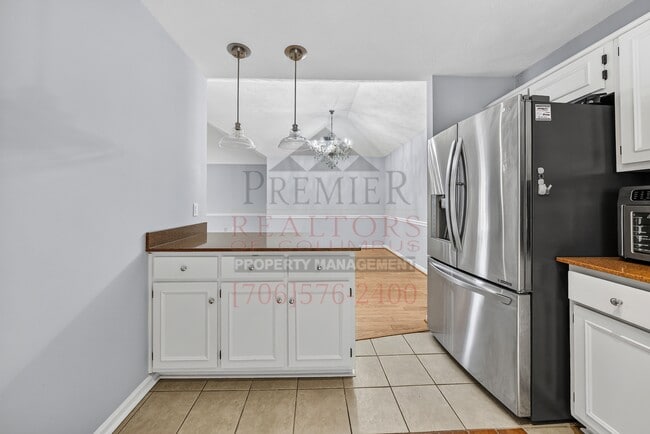 Building Photo - 7005 Robin's Nest Dr