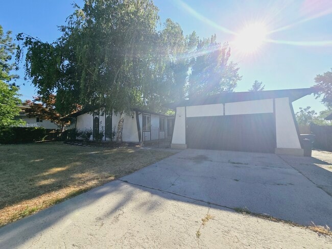 Building Photo - 8570 Harvard Park Dr