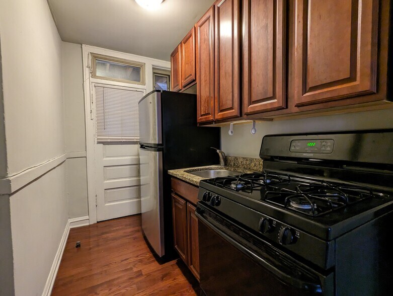 Building Photo - 546 W Surf St