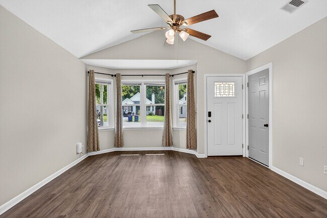 Building Photo - Charming 2Bed Near Piney Green & Camp Lejeune