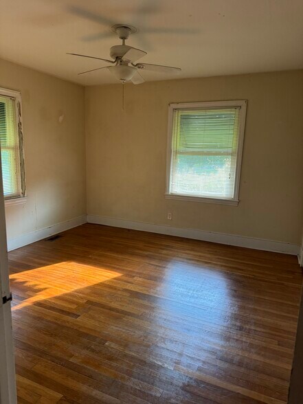 Building Photo - 702 Sherwood Dr