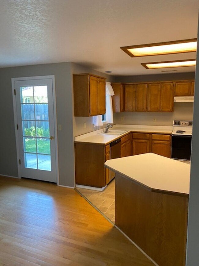 Building Photo - SINGLE LEVEL 3 BEDROOM HOME, FENCED IN YARD