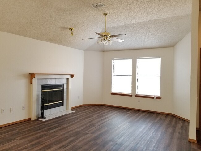 Building Photo - GREAT HOME IN NE CLOVIS NEAR MESA ELEMENTARY