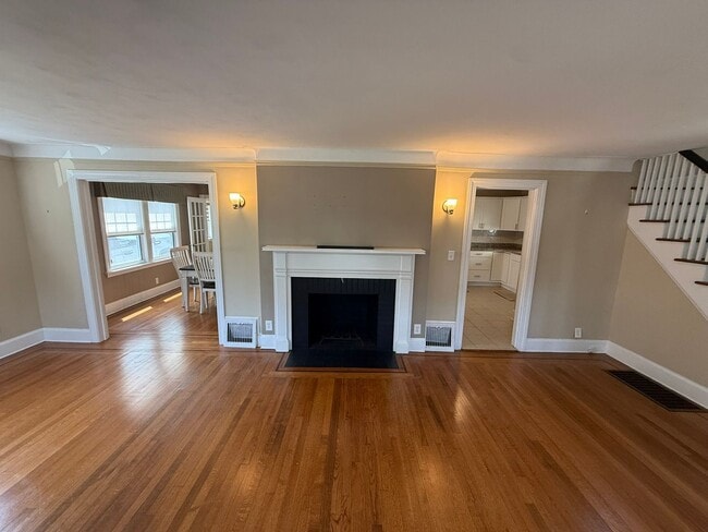Building Photo - Beautiful 3 Bed, 2 Bath Single Family Colonial for Rent in New Britain!