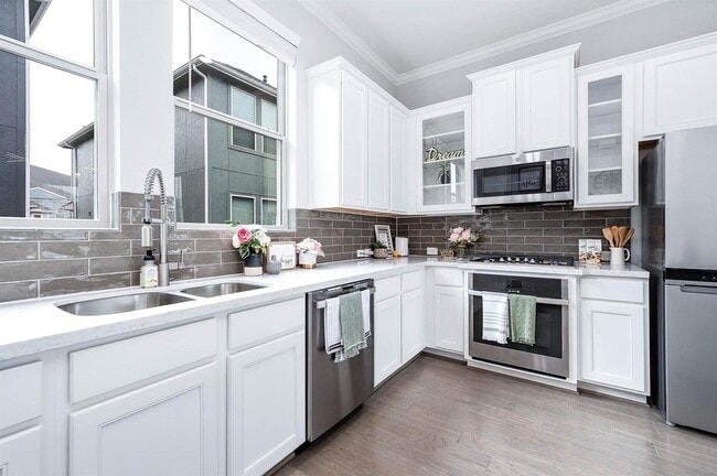 Building Photo - 2022 Groveland Glen Dr