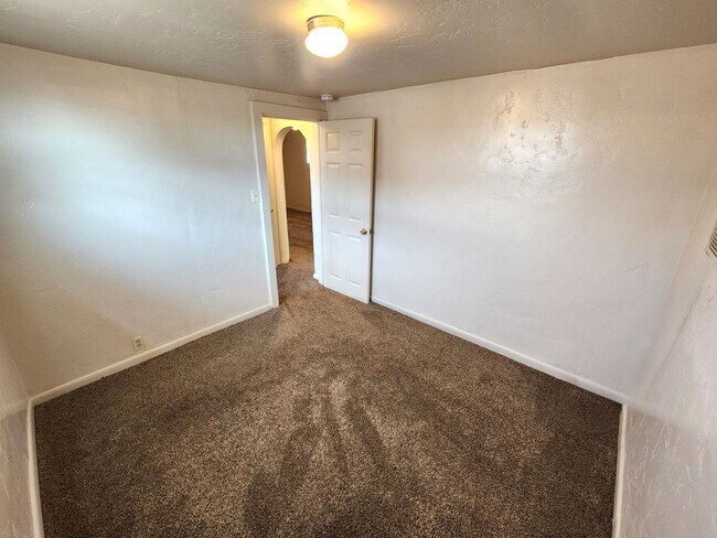Building Photo - 1037 Brownlee Ave