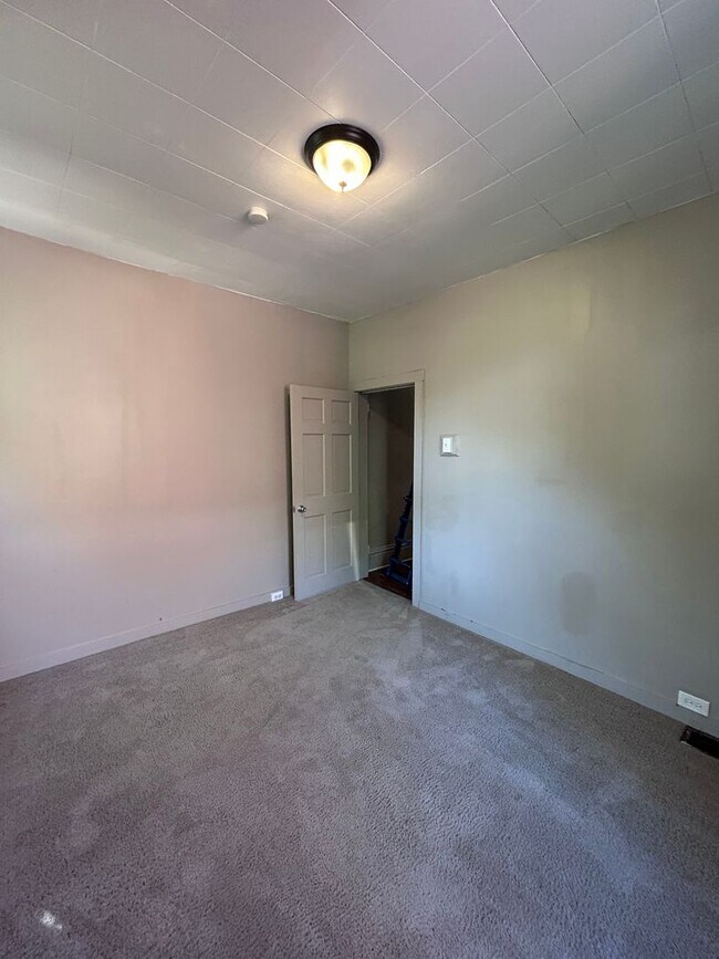 Building Photo - 5 Bedroom 1.5 Bath Home| Brighton Heights ...