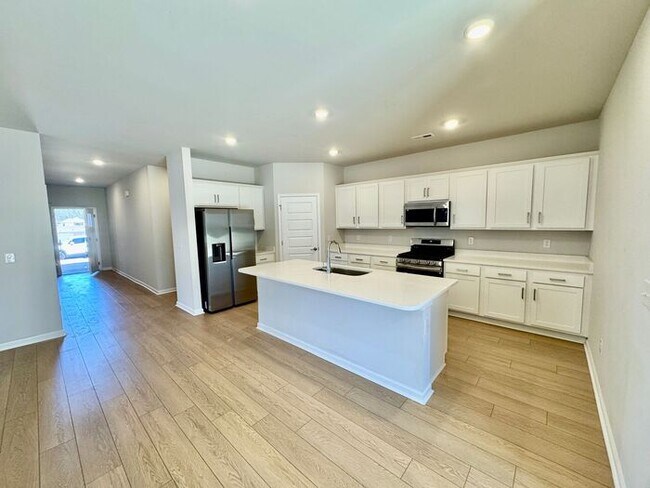 Building Photo - Great Athens location!