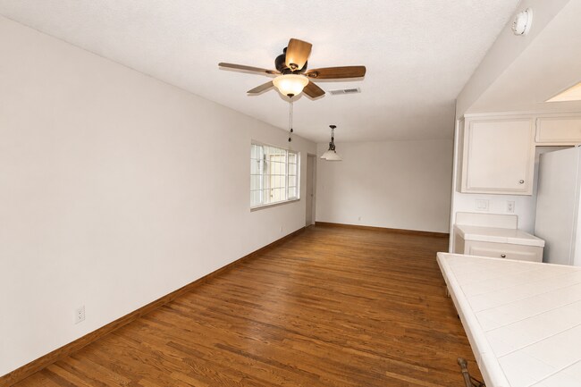 Building Photo - Spacious Corner Lot Home in Desirable Ventura Neighborhood!