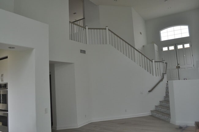 Building Photo - 3BR+/3BA EXECUTIVE HOME IN EVER POPULAR RI...