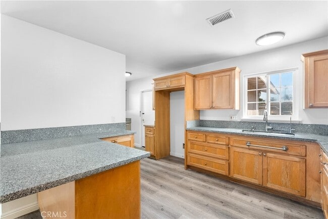 Building Photo - 8691 Davmor Ave
