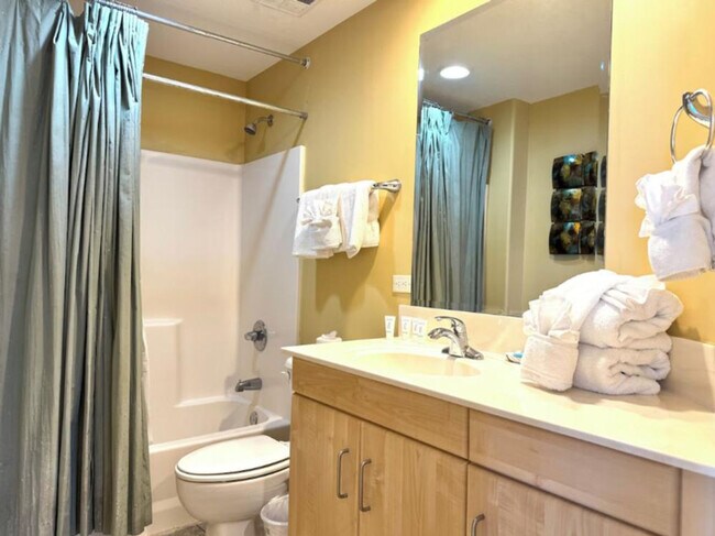 Building Photo - 521 W Beach Blvd