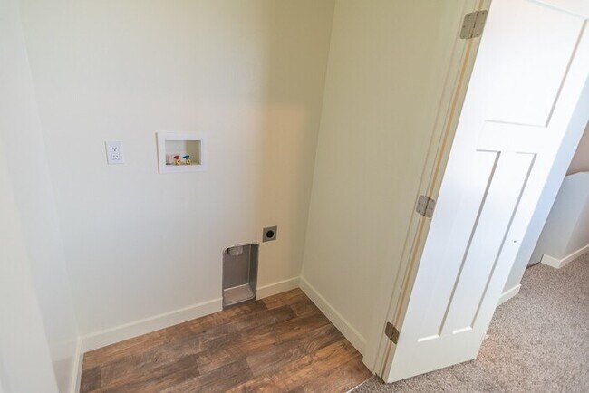 Building Photo - Beautiful Bridgestone Crossing Townhome