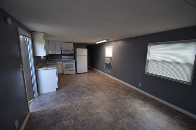 Building Photo - 2BR, 1BA Mobile Home with screened patio