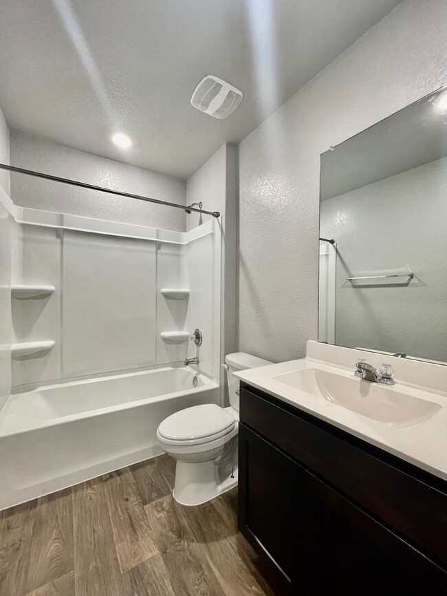 Building Photo - 4 Bedroom home in Cottonwood Creek w/ Fenced backyard