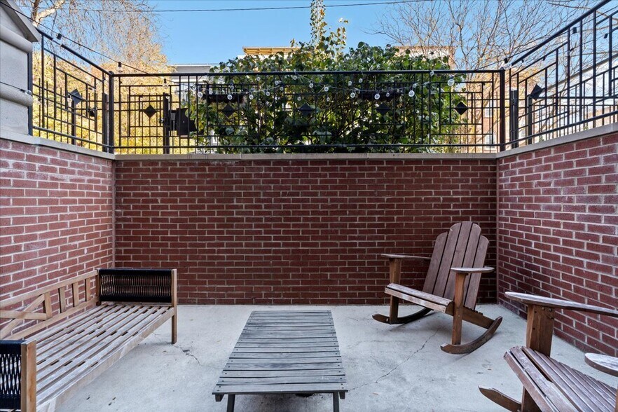 Building Photo - 1018 N Hermitage Ave