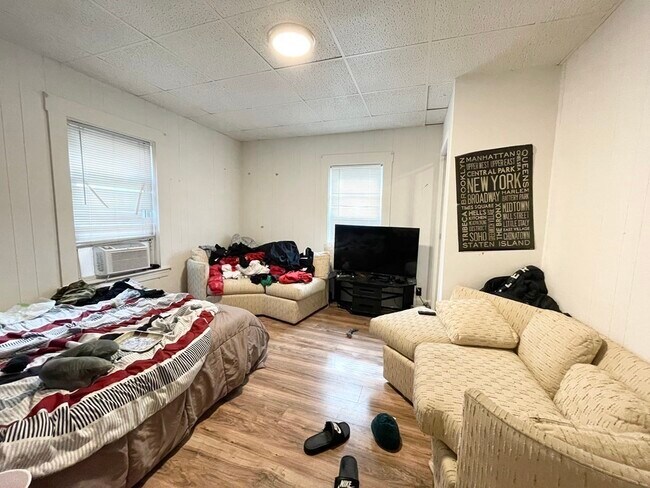 Building Photo - 98 Buttonwood St