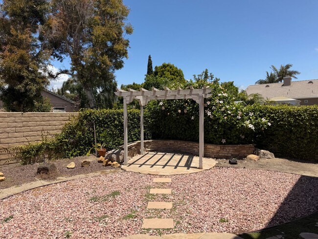 Building Photo - 841 Rosebud Dr