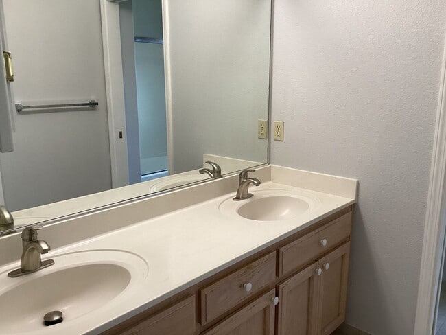 Building Photo - Just listed!