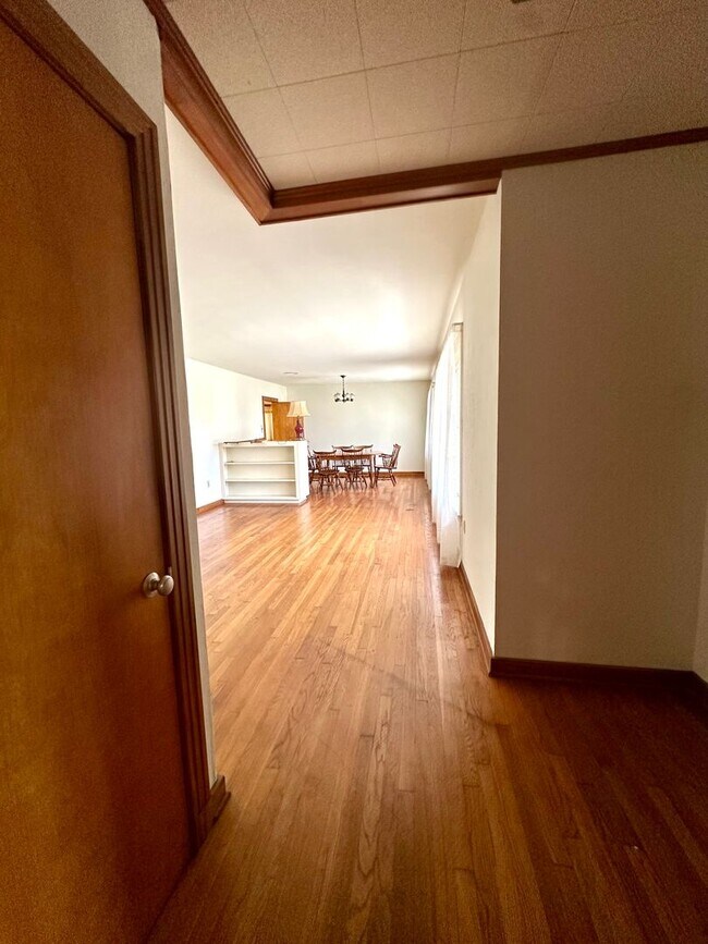 Building Photo - MOVE IN SPECIAL!!!! Charming 3-Bedroom, 2-Bathroom, 2,200 Sq. Ft. Home in Broadmoor Subdivision