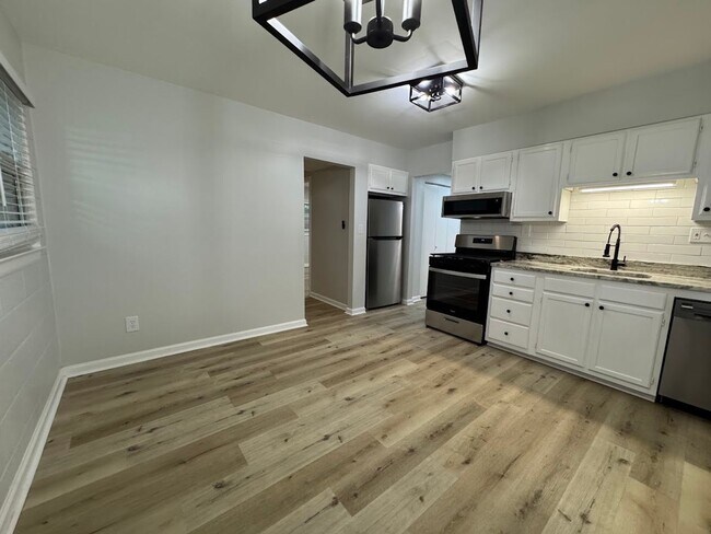 Building Photo - 2205 Hathaway Dr