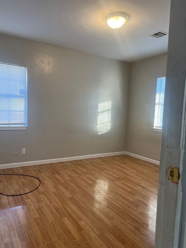 Building Photo - Great 3 Bedroom 1 Bathroom Home Near the Fairgrounds!