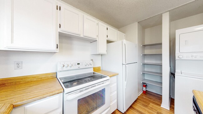 Building Photo - Beautiful Two Bedroom Townhome In Incredible Location!