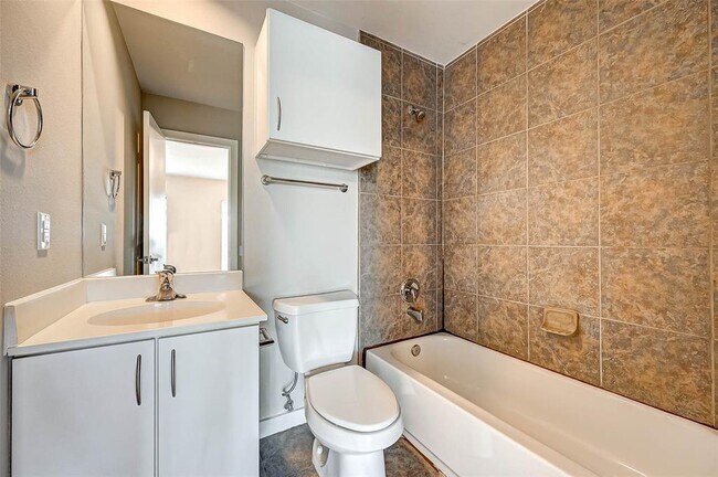 Building Photo - 6925 Yellowstone Way Dr
