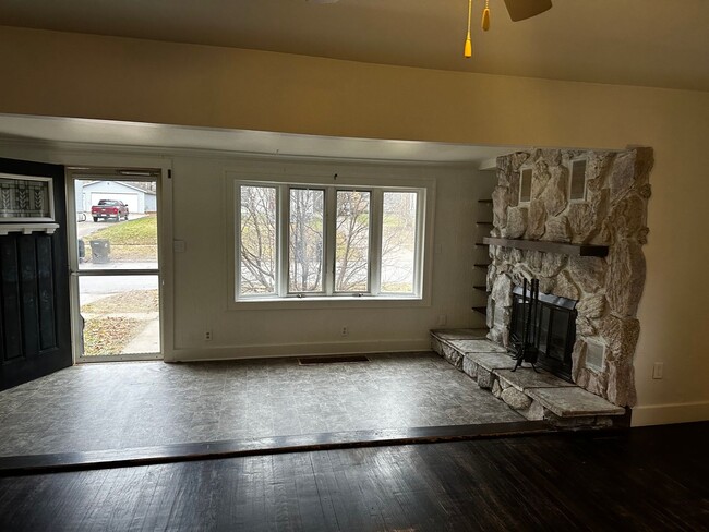 Building Photo - FREE JANUARY RENT!!! Charming 3-bedroom, 1...