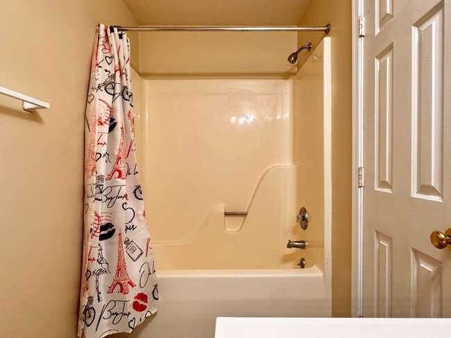 Building Photo - Briarwood Townhome close to NGIC and Hollymead Town Center!