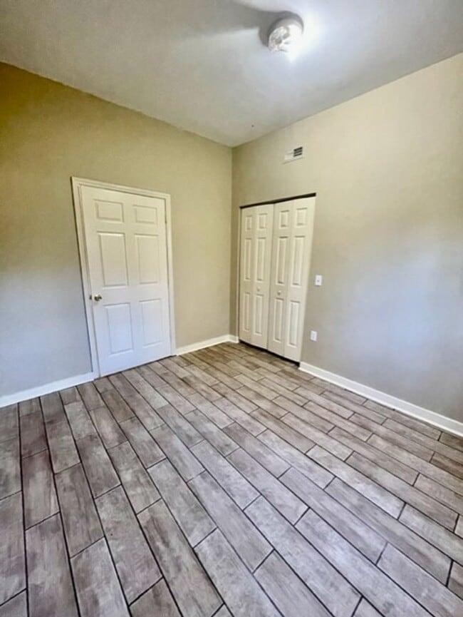 Building Photo - Adorable 2 Bedroom 1 Bath Apartment.Located in the Cotswold Area