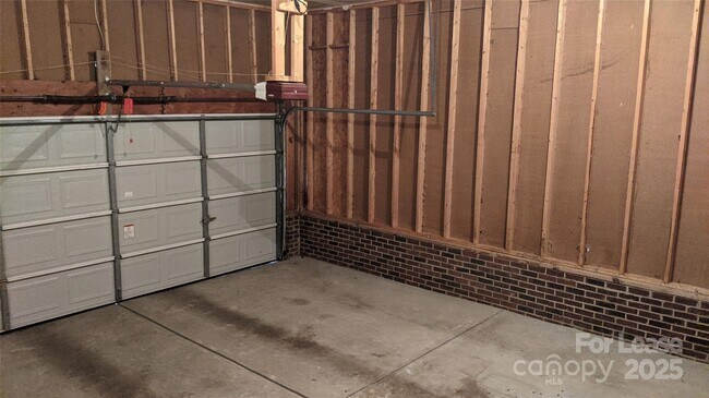 Building Photo - 16007 Kelly Park Cir