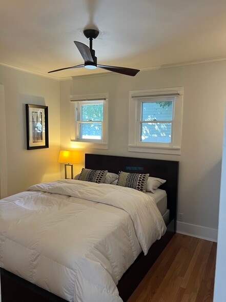 Building Photo - 7022 De Longpre Ave