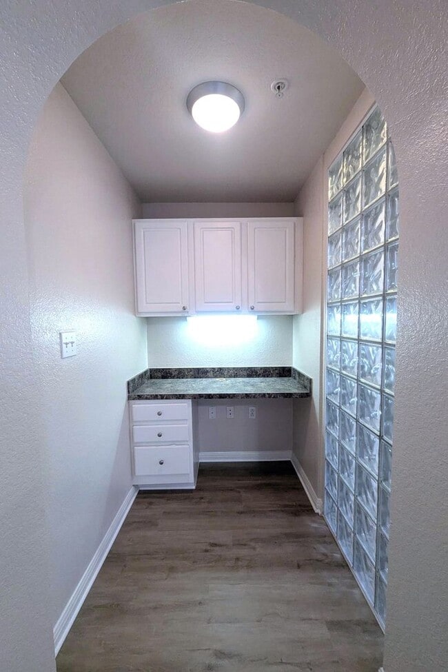 Building Photo - Spacious Updated 1x1  806 square feet! Top...