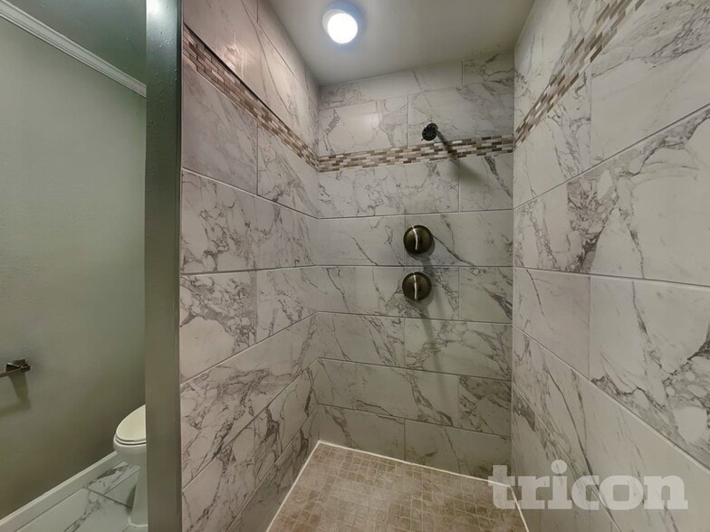 Building Photo - 10916 N 14th St