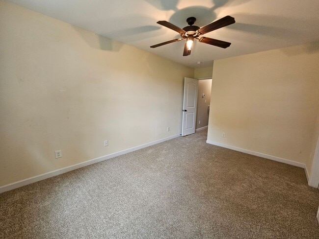 Building Photo - Pet Friendly Townhome In Sneads Ferry!