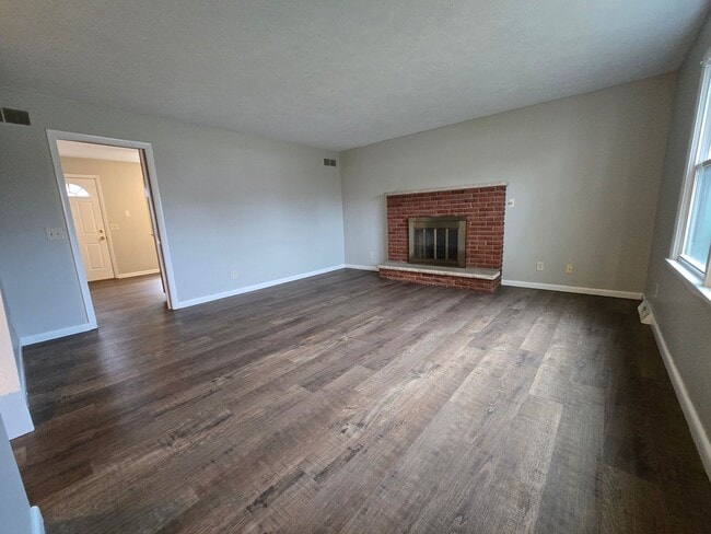 Building Photo - 306 Robinhood Ln