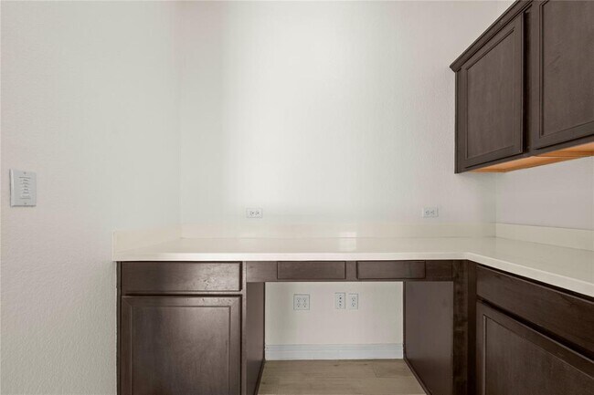 Building Photo - 8011 Orizzonte St