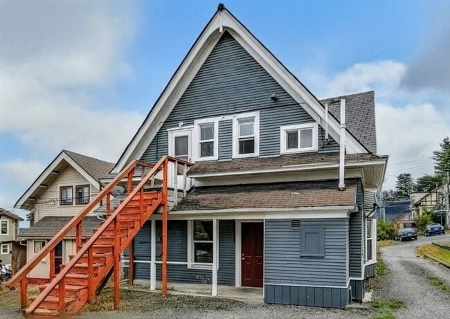 Building Photo - 1 Block to WWU- Large Bedrooms- Large 6 Bedroom House Available in August!! Wi-Fi Included!!!!