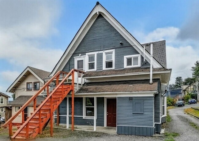 Building Photo - Large 6 Bedroom House Available in August!!