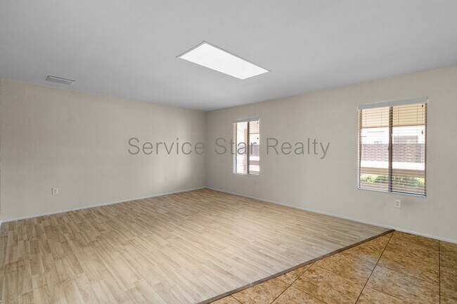 Building Photo - 9425 W Rolling Hills Dr