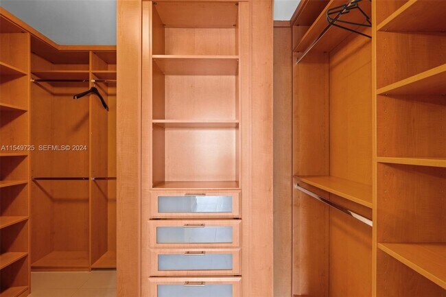 Building Photo - 19127 Fisher Island Dr