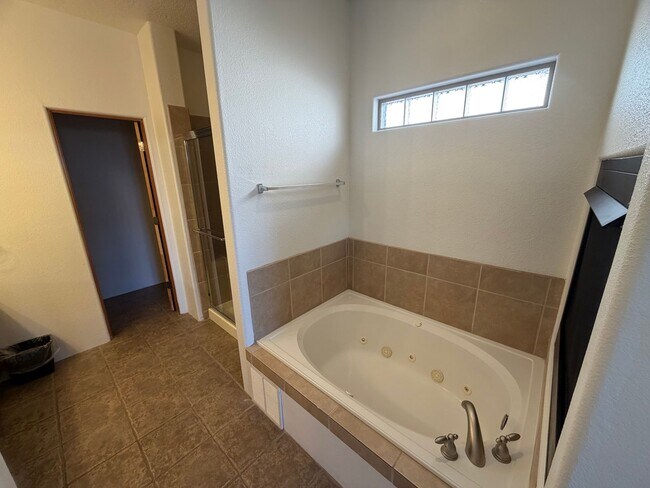 Building Photo - 3-Bedroom House!