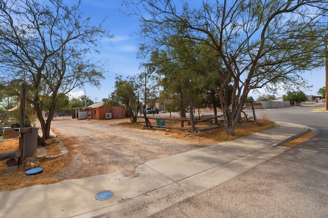 Building Photo - 593 Myra St