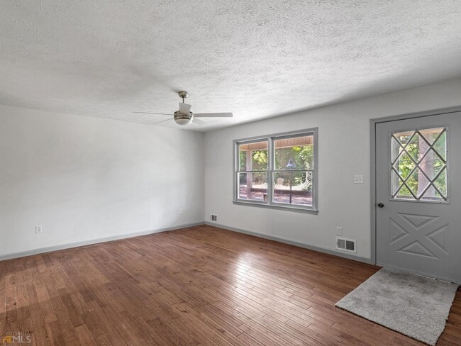 Building Photo - 1999 Hampton Locust Grove Rd